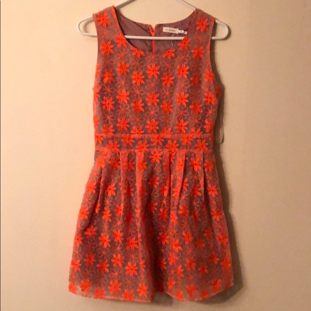 “Blu Pepper” sleeveless lace dress